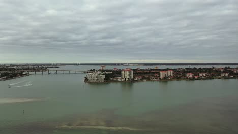 vista aérea de isla del sol cerca de pinellas bayway en florida