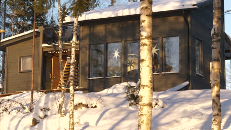 Hölzerne-Waldhütte-Während-Der-Wintersaison-Im-Baumübergang-Enthüllt-Schuss