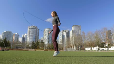 Junge-Frau-Springt-Im-Park-Weit-In-Zeitlupe