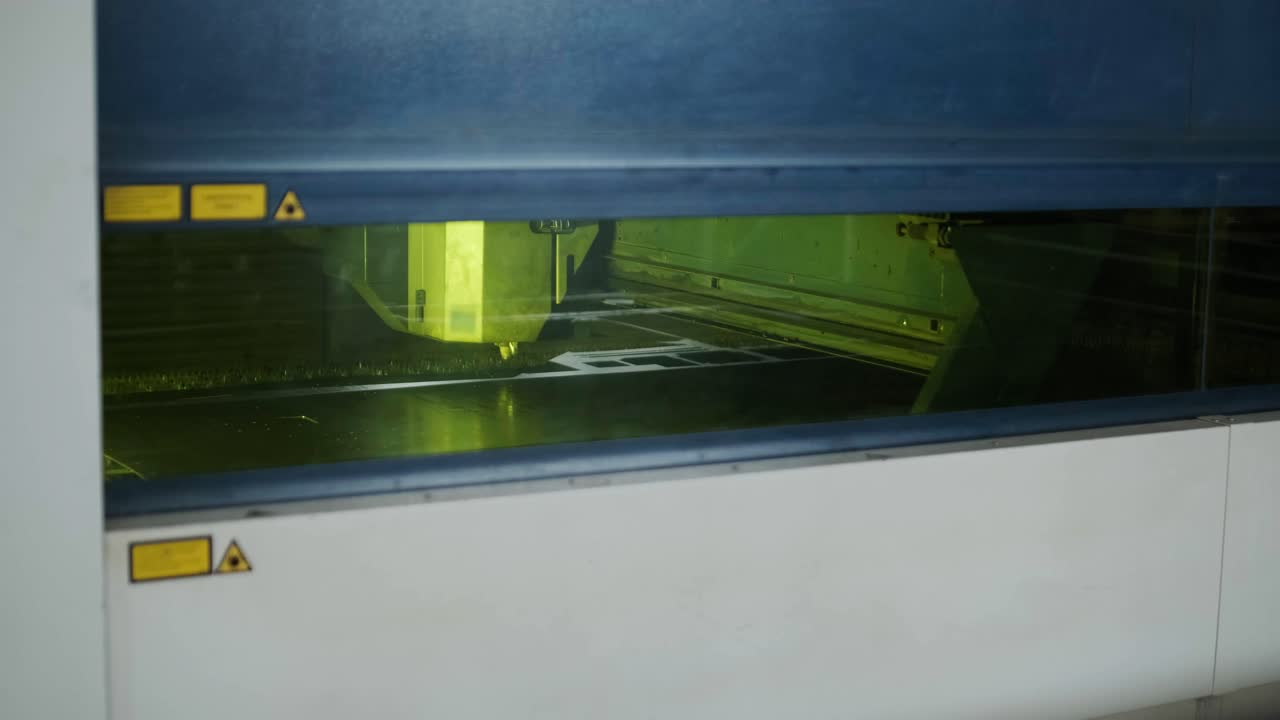 Máquina de corte láser en acción