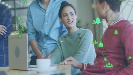 animación de globos de iconos digitales girando sobre diversos colegas discutiendo juntos en la oficina