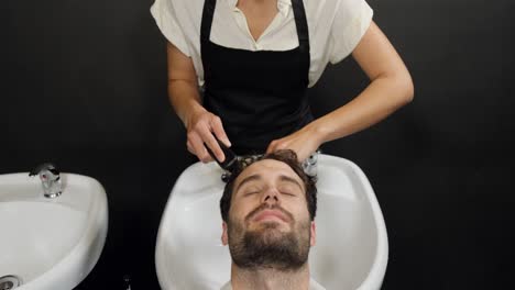 hombre lavándose el cabello