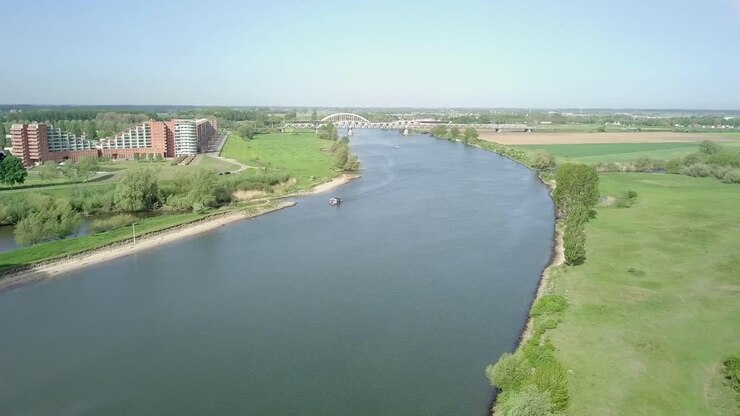 Vista aerea del canale o lago in Olanda con una barca che lo attraversa.