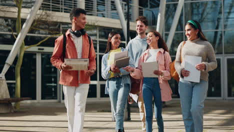 caminando, exámenes y estudiantes hablando de los resultados