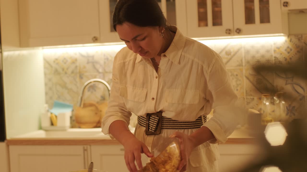 madre e hija preparándose para la celebración de navidad