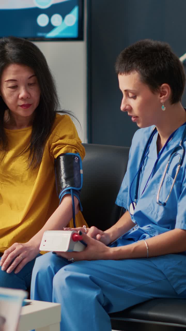 Vertical video: Senior doctor doing concussion examination for patient with cervical collar