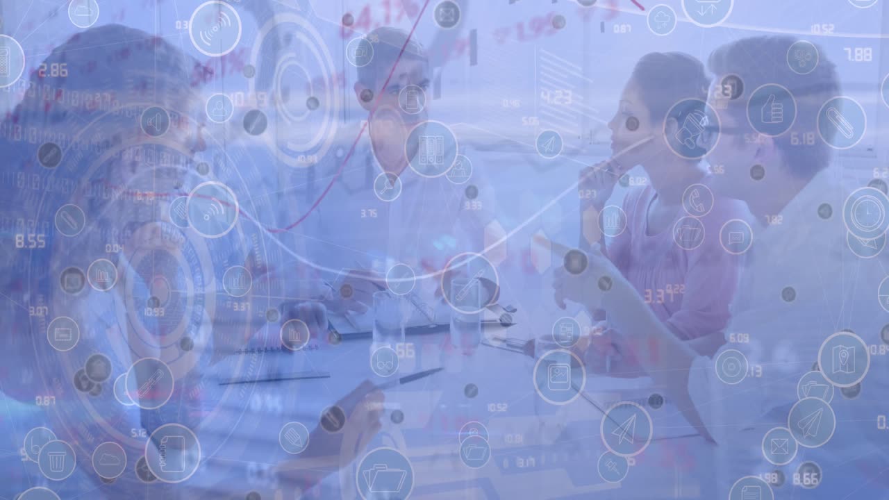 디지털 아이콘과 데이터 처리 네트워크를 통해 다양한 사업가들이 사무실에서 토론하고 있습니다.