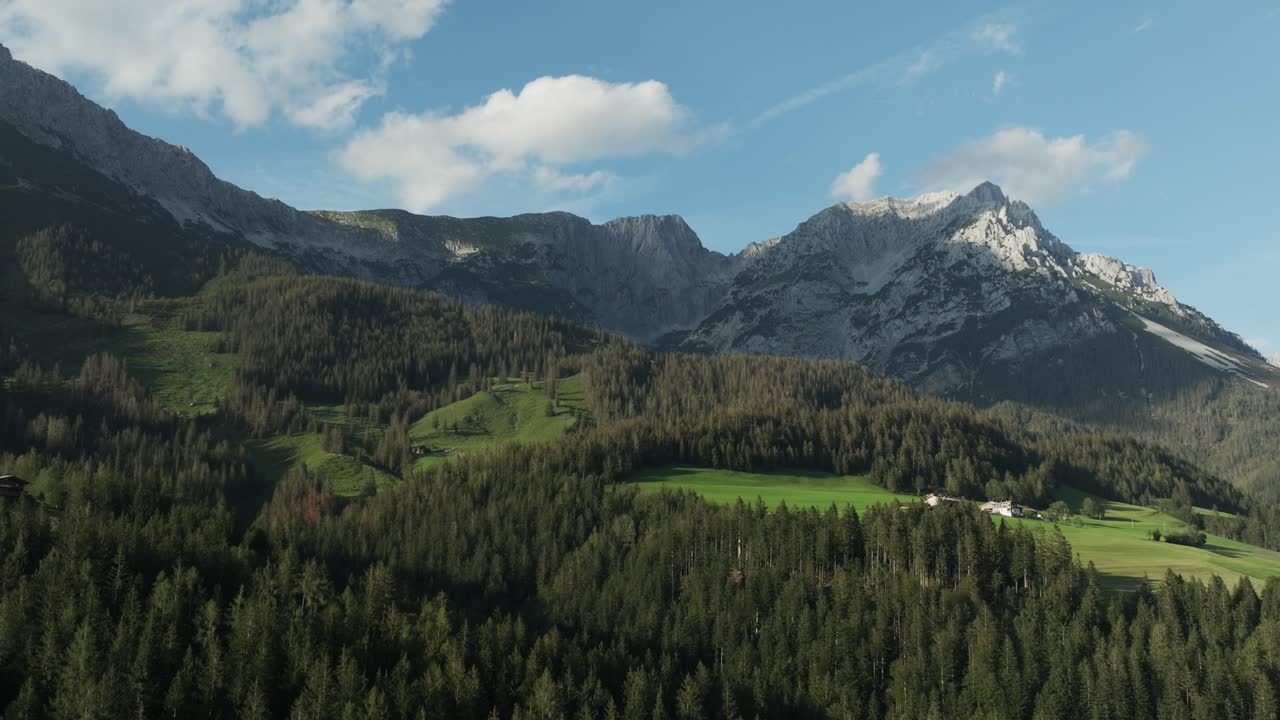 Luftaufnahmen des Wilden Kaisers, eingebettet in die österreichischen Alpen