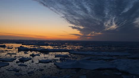 hielo marino antártico durante la puesta del sol