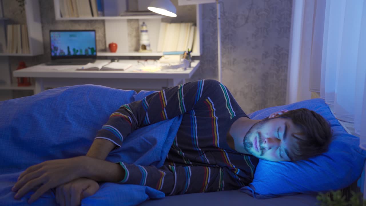 habitación joven. joven durmiendo en su cama. cama cómoda, buen sueño.