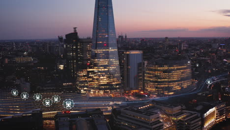 vista aérea de edificios modernos en el distrito urbano al atardecer