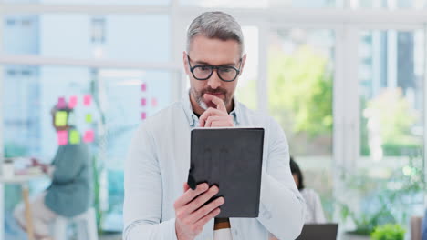 tableta, hombre de negocios y pensar con la web de inicio