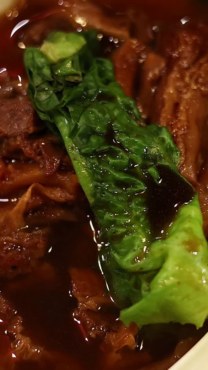 고기 와 초록색 과 함께 맛있는 누들 수프