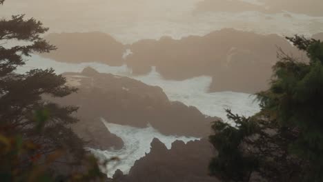 vista elevada de la mañana nublada en las islas de vancouver península de ucluelet