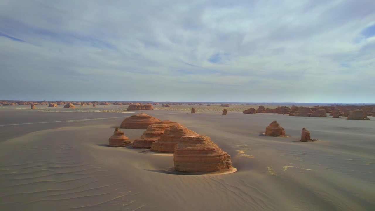 Veduta aerea della formazione geologica Yardang di Dunhuang, Gansu, Cina: uniche formazioni rocciose desertiche create dall'erosione eolica, maestoso paesaggio desertico della Città del Diavolo di Yadan, punti di riferimento geologici naturali erosi nella Cina nord-occidentale.