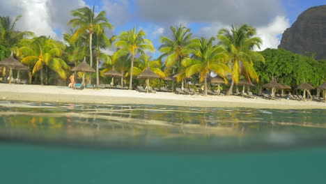 vacaciones en la playa de un complejo tropical