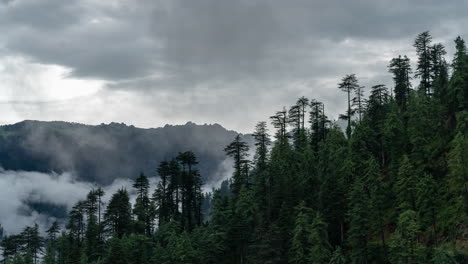 Zeitraffer-Von-Nebel-In-Den-Bergen-1