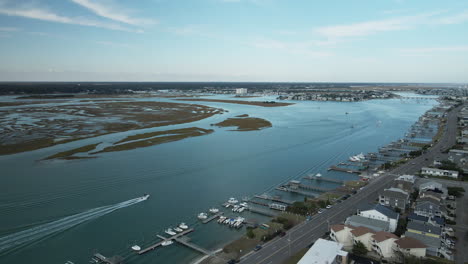 Wrightsville-Strandboote,-Die-Entlang-Der-Küstenlinie-Fahren,-Breite-Luftaufnahme