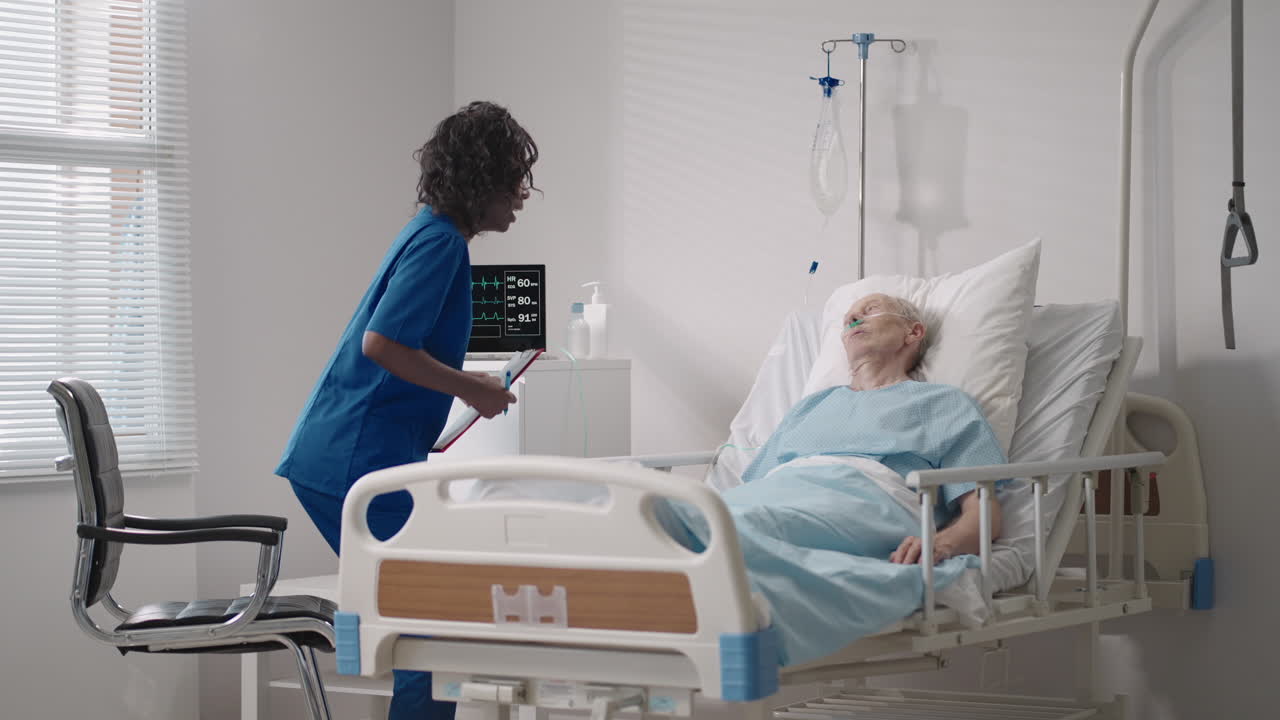 una mujer negra cardióloga está hablando con un anciano paciente acostado en una cama de hospital discutiendo la rehabilitación después de la recuperación. un neurólogo de enfermedades infecciosas discute una estrategia de tratamiento