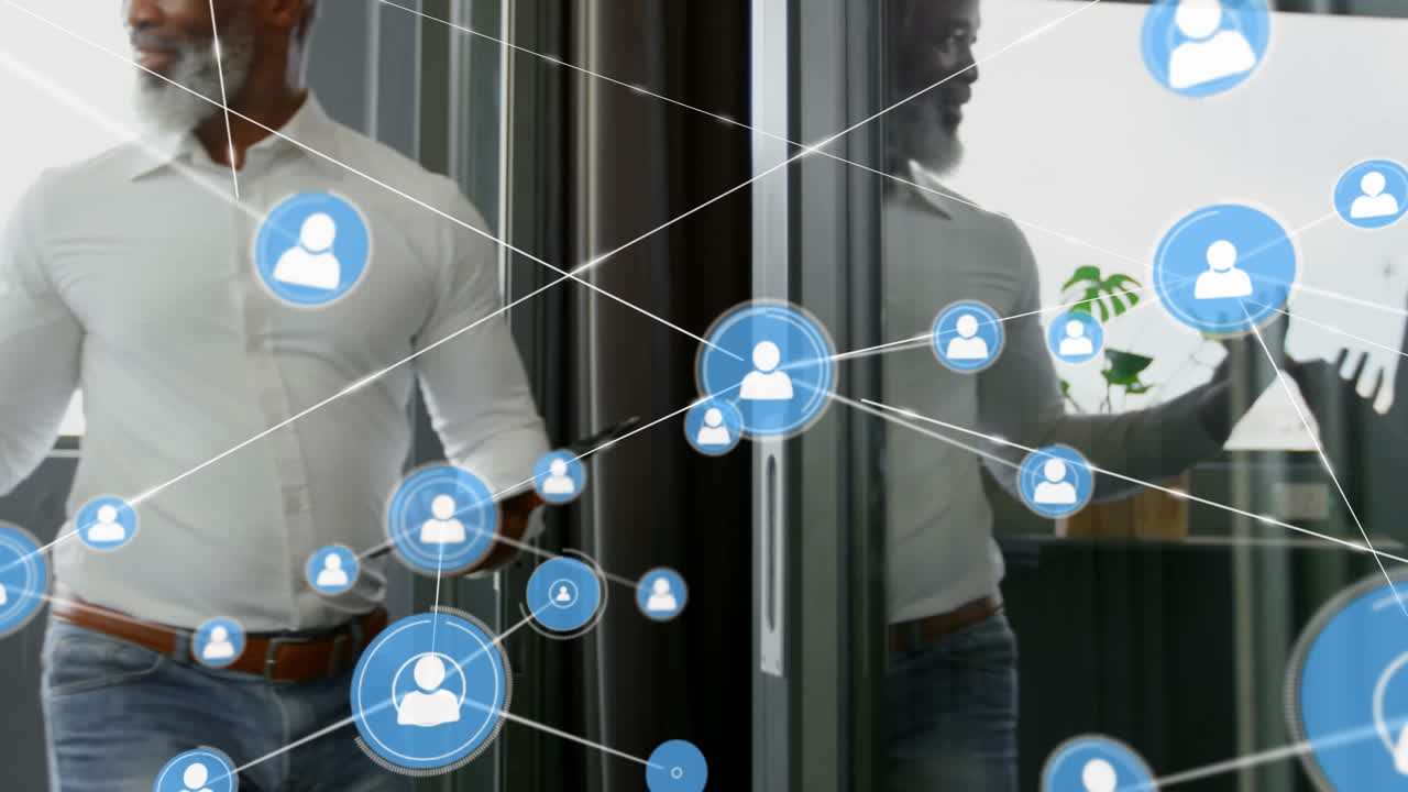 animación de iconos conectados, diversos compañeros de trabajo con tabletas entrando en la sala de reuniones desde el balcón.