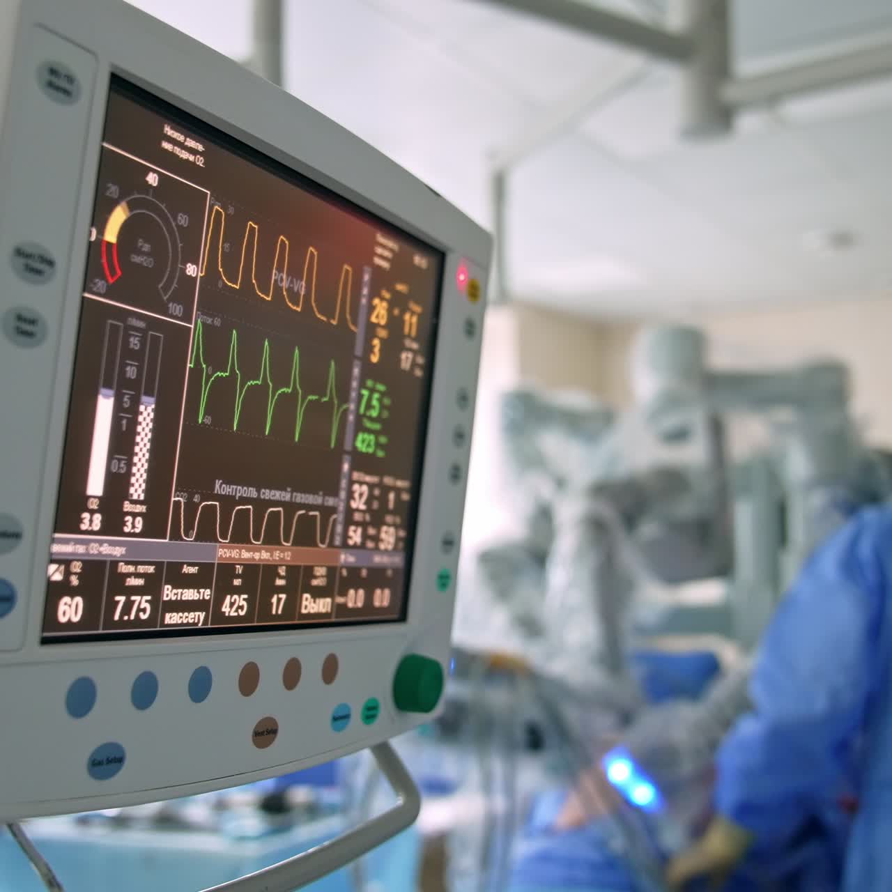 Schermata nera con diversi parametri operativi in sala operatoria. Team di medici che eseguono un intervento chirurgico sullo sfondo. Sfondo sfocato