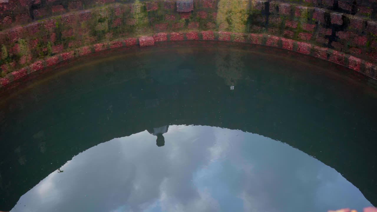 하늘과 잘 들여다보는 사람의 반사