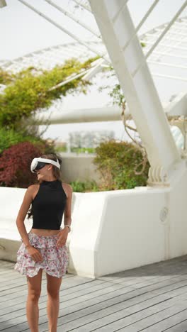mujer experimentando realidad virtual en un parque