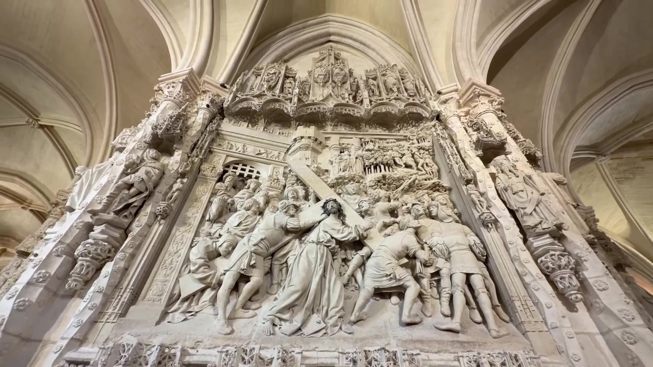 Detallada talla de piedra de Jesús en la Catedral de Burgos
