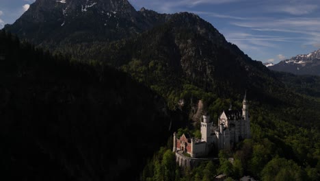 Acercándose-Al-Histórico-Castillo-De-Neuschwanstein-En-El-Corazón-Del-Bosque-Verde-En-Schwangau-Bayern,-Alemania