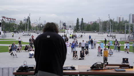 evento público al aire libre con muchos asistentes