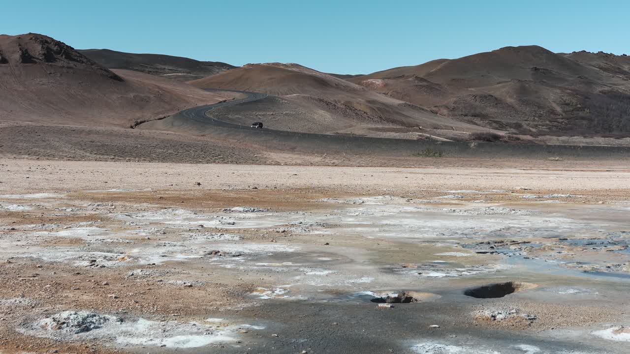 Filmato di una strada che sale sulle montagne di Namafjall vicino al lago Myvatn in Islanda.
