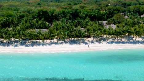 Panorámica-Aérea-A-Lo-Largo-De-La-Hermosa-Playa-Bordeada-De-Palmeras-Con-Mar-Azul-Turquesa-Y-Arena-Blanca,-Isla-Panglao,-Bohol,-Visayas,-Filipinas