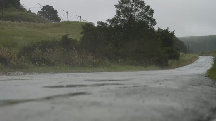 Coche Conduciendo Bajo la Lluvia