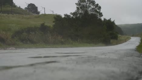 coche conduciendo bajo la lluvia