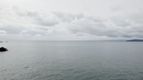 Nubes-Tormentosas-Sobre-La-Playa-Tropical-Y-El-Océano-Pacífico-En-Costa-Rica