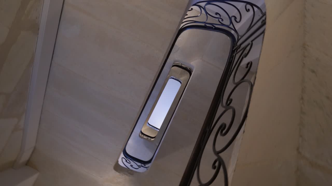 프랑스 보르도의 한 건물에서 아래에서 본 직사각형 둥근 계단, 회전하는 샷