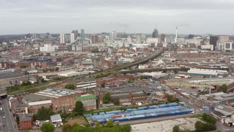 Drone-Shot-Mirando-Por-Encima-Del-Horizonte-De-La-Ciudad-De-Birmingham-En-Inglaterra-01