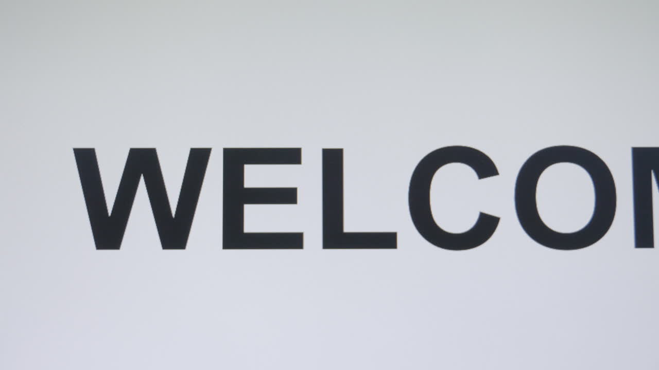 escribir digitalmente la palabra bienvenida en una fuente en mayúsculas, con el uso de un teclado de una computadora