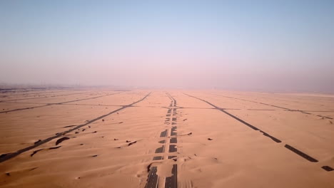 vista aérea de caminos postapocalípticos abandonados cubiertos de dunas de arena