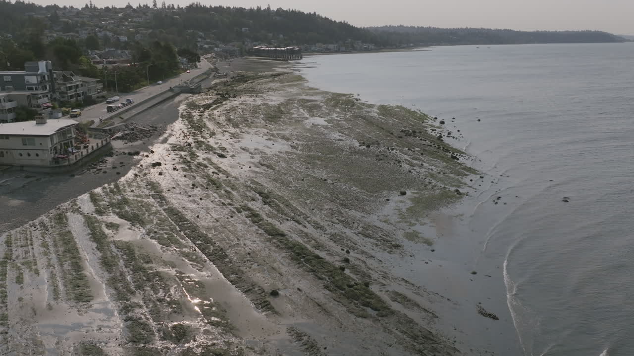 воздушное вращение вокруг грязного пляжа у алки-пойнт в сиэтле, штат вашингтон