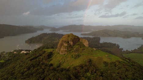 increíble vista del espectacular cielo y el arco iris