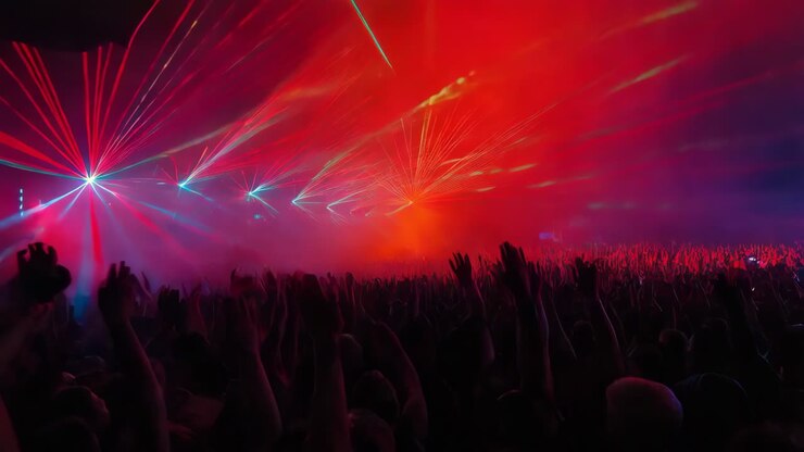 Folla a un concerto con spettacolo laser