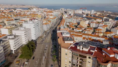 Vista-Aérea-De-La-Carretera-Con-Tráfico-En-Almada,-Portugal.