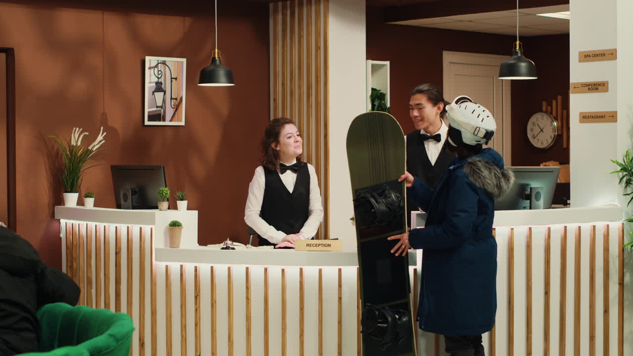 직원에게 서비스에 관해 문의하는 여성