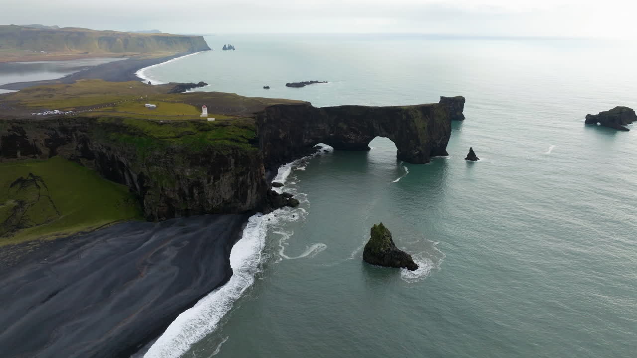 península de dyrholaey con faro en el acantilado de vik, en el sur de islandia