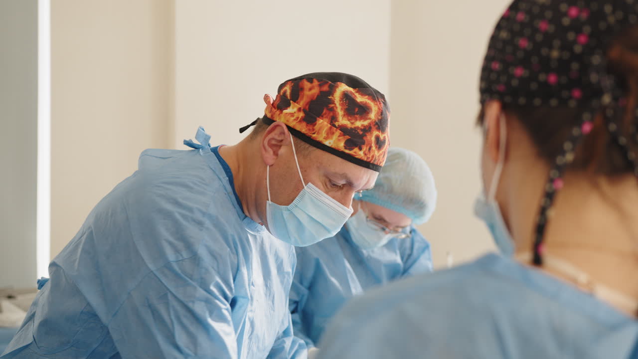 equipo quirúrgico en operación