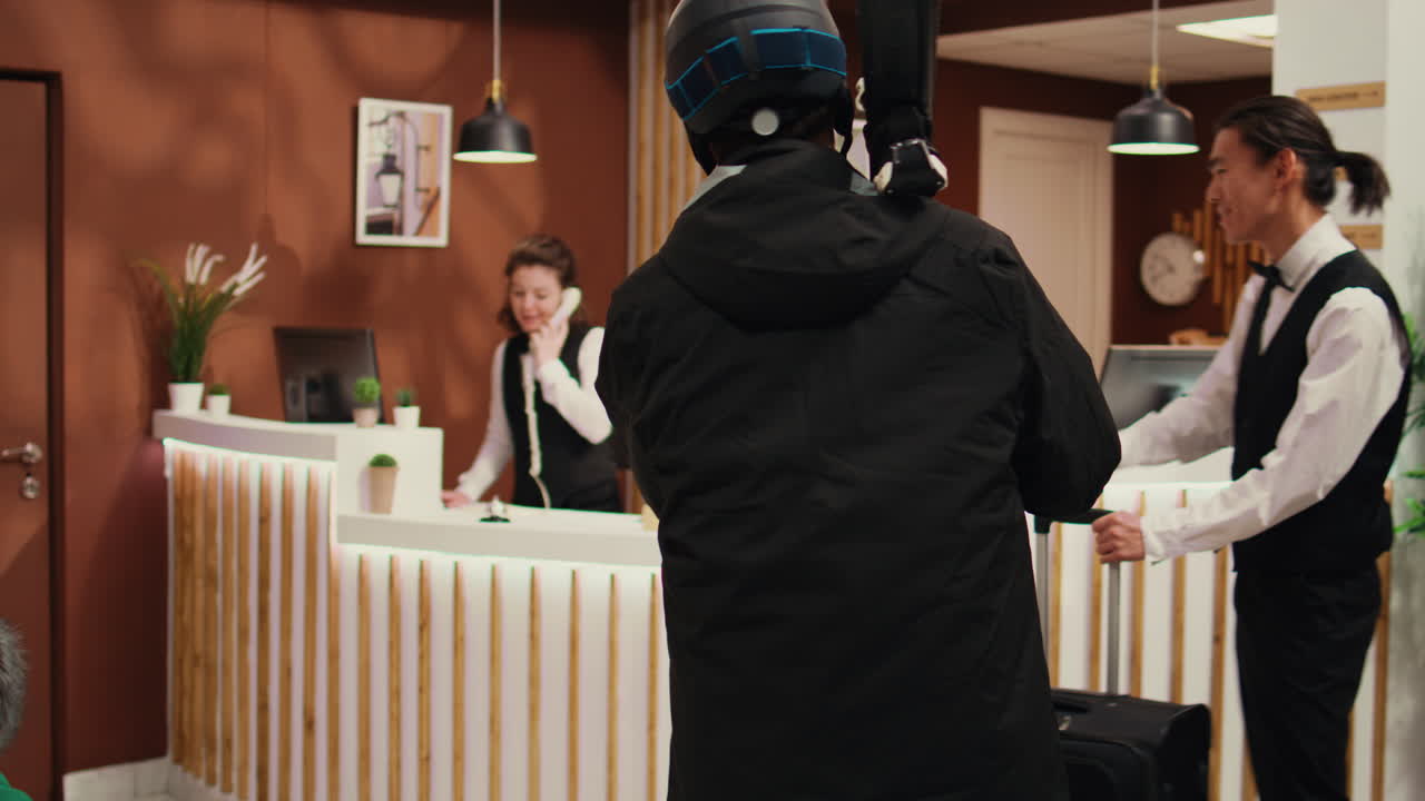 한 남자가 직원들에게 익스트림 스포츠에 대해 묻습니다.