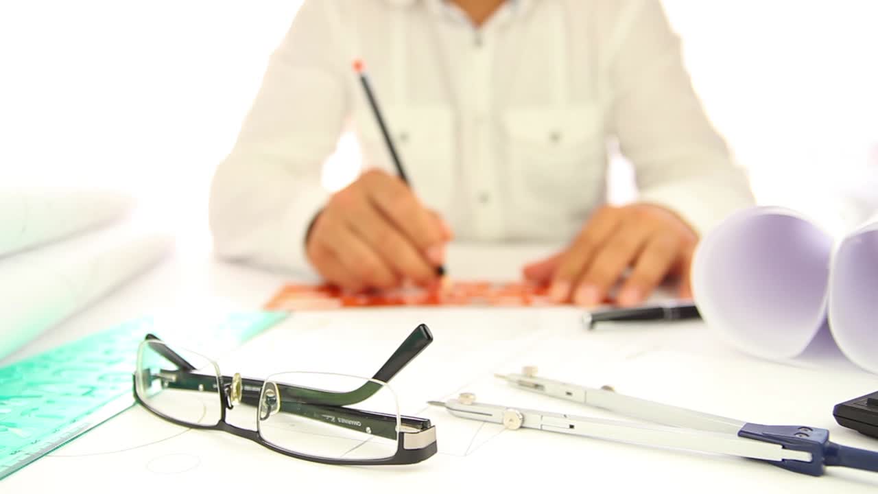 hombre arquitecto dibujando líneas de boceto con una regla