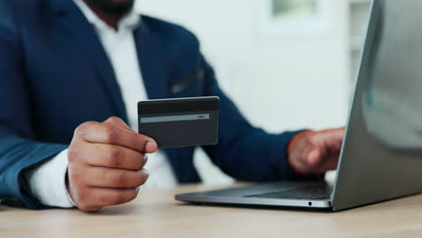 mãos do homem, cartão de crédito e laptop para negócios