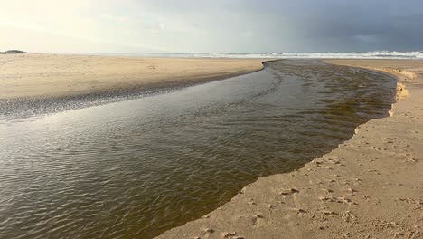 Statische-Ansicht-Eines-Baches,-Der-Ins-Meer-Mündet